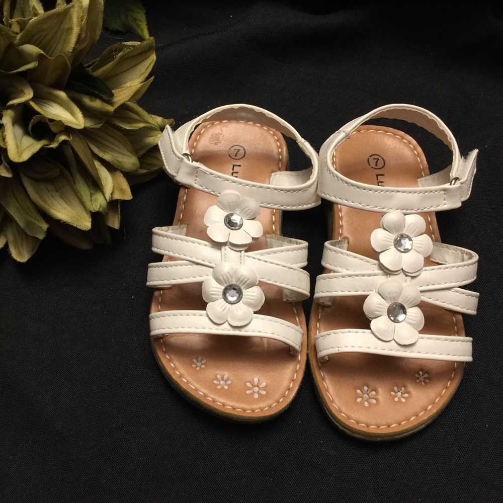 Lucky Top- White‎ Sandals- Girls, Size: 7
